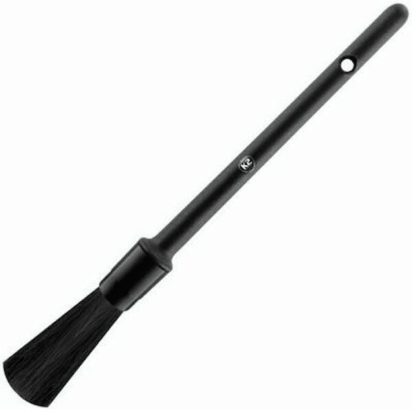 Escova de alta qualidade feita de cerdas sintéticas e naturais. Desenhada para limpar os sítios mais dificies de chegar. Perfeita para limpar o interior do carro com K2 APC e tambem facilita a limpeza exterior, por exemplo, das jantes com o Roton Pro.